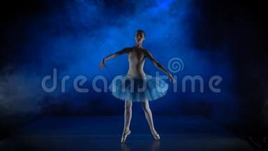 芭蕾舞演员在图图做跳跃动作。 慢动作。